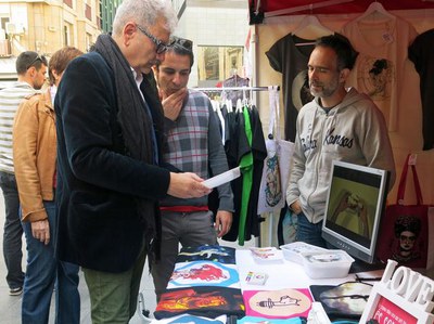 El tinent d'alcalde Fèlix Larrosa ha visitat el Mercat de les Idees, que promou els artistes locals emergents.