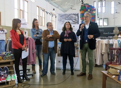 Fèlix Larrosa ha assistit a la presentació de la nova placa de cava de l'Aplec, que ha anat acompanyada d’un tast comentat al Mercat del Pla.