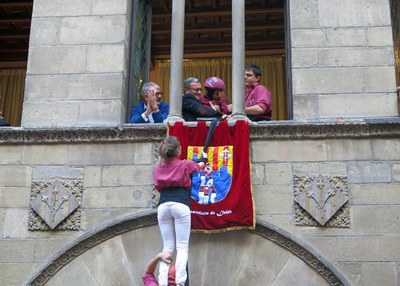 La Diada castellera ha acabat amb l'alcalde Ros agafant l'enxaneta del pilar per la finestra de la Paeria.