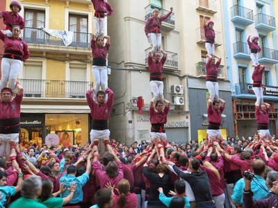 L'alcalde Ros i el regidor Txema Alonso, fent pinya amb els Castellers de Lleida.