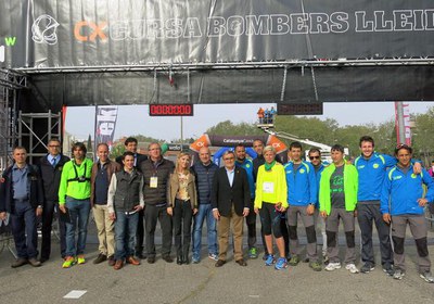 Les autoritats locals i els organitzadors, en la soritda de la 5a CX Cursa Bombers Lleida.