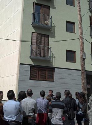 Casa de fusta al carrer Cavallers per conèixer construcció sostenible: materials naturals, aïllaments i sistemes de calefacció amb biomassa..