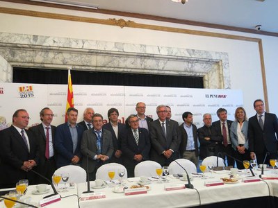 Fotografia de família de l’esmorzar col·loqui “Capitals de comarca”..