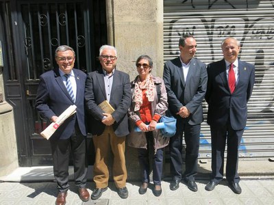 D'esquerra a dreta, l'alcalde Ros, l'historiador Ferran Aisa, la neboda de Víctor i Màrius Torres, el regidor de Cultura de Barcelona i l'alcalde de ….