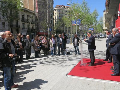 L'Ajuntament de Barcelona col·loca una placa en record de Màrius Torres a l'edifici de Barcelona on va residir quan estudiava Medicina..