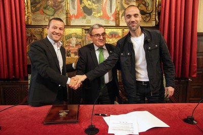 L'alcalde, Àngel Ros, el president del Lleida Esportiu, ALbert Esteve i el regidor d'Esports Txema Alonso han signat el conveni anual de col·laboraci….
