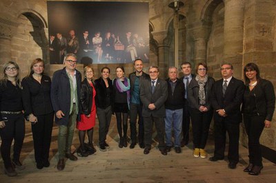Foto de família amb els patrocinadors de l'exposició, sota la fotografia que encapçala l' exposició, amb la imatge d'Anna Wintour, la prestigiosa dir….