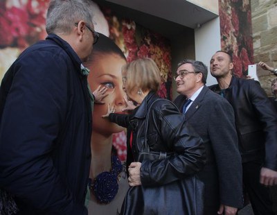 Imatge de l'obertura oficial de la porta de l'exposició, il·lustrada amb una foto de la darrera col·lecció d'Òscar de la Renta..