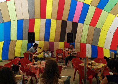 Amb motiu del 1r aniversari s’ha muntat un globus aerostàtic reciclat anomenat Iglú de Vent que ha acollit el concert de bossa nova.