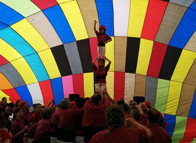 Els Castellers de Lleida han fet una exhibició a l'Iglú de Ventuna pel 1r any en funcionament del Mercat del Pla.