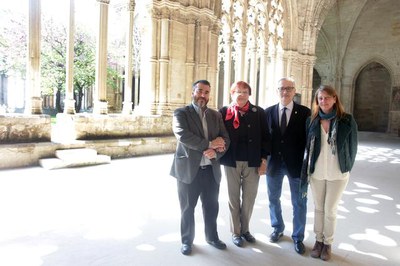 El regidor Jesús Castillo amb la coordinadora Estatal del Pla d’Escoles associades a la Unesco, Rufina Moreno, al claustre de la Seu Vella.