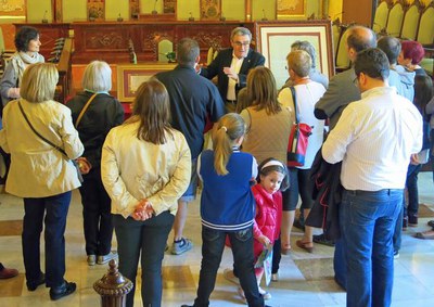 Nombrosos ciutadans i ciutadanes han seguit avui les visites guiades a la Paeria amb motiu del Dia del municipi..