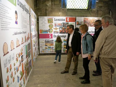 L'alcalde Ros, Montse Parra i Jesús Castillo han visitat l'exposició dels 10 anys del Club Banyetes.