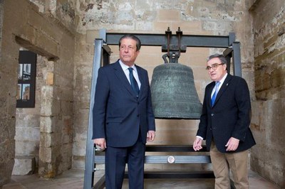 Federico Mayor Zaragoza i l'alcalde de Lleida, amb una de les campanes de la Seu Vella..