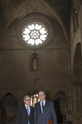 L'alcalde, president del Consorci del Turó, i Federico Mayor Zaragoza, a la nau central de la Seu Vella..