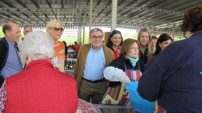 L'alcalde, la tinent d'alcalde Montse Mínguez i el president del Centro Galego, José Terceiro, han saludat les sòcies del centre que preparen el pop..