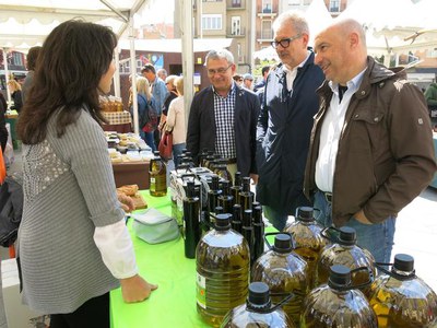 Una vintena de parades s’han instal·lat a la plaça de Ricard Viñes en el 1r Mercat de l'Hort a Taula.