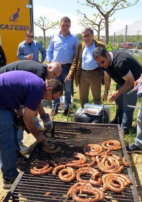 L'alcalde Ros i el president de l'AV Partida Torres de Sanui, en el dinar de germanor amb motiu de la matança del porc.