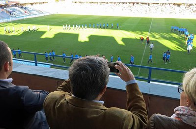 Durant el descans del Lleida Esportiu-Alcoià, el club ha presentat els equips de futbol 11 de la base, al Camp d'Esports.