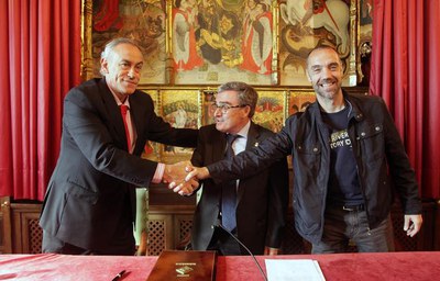 La signatura del conveni entre la Paeria i el Força Lleida s'ha fet al saló del Retaule de la Paeria.