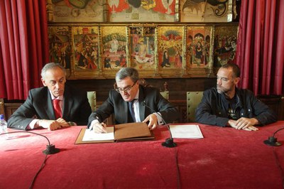 L'alcalde Ros amb Félix González i el regidor Alonso, en la signatura del conveni entre la Paeria i el Força Lleida.