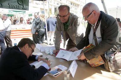 En la trobada de la Rambla d'Aragó l'alcalde ha signat exemplars del seu darrer llibre, a la imatge amb l'escriptor Vidal Vidal..