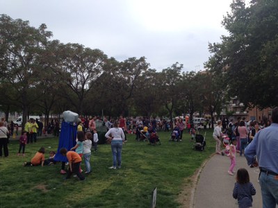 Nombroses famílies han participat als jocs tradicionals organitzats als Jardins de Maria Mercè Marçal..