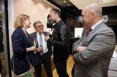 Àngel Ros i Rosa Tous, amb Xavi Menós, en la reobertura de la joieria Tous de l'Eix Comercial, després de la renovació d'imatge de la botiga.