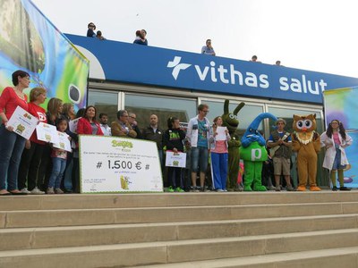 L’alcalde Ros ha lliurat el xec solidari de 1.500 euros a l’entitat Afanoc.