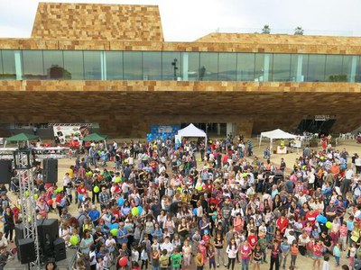 La plaça de la Llotja s'ha omplert amb la Festa de Primavera del Club Banyetes.