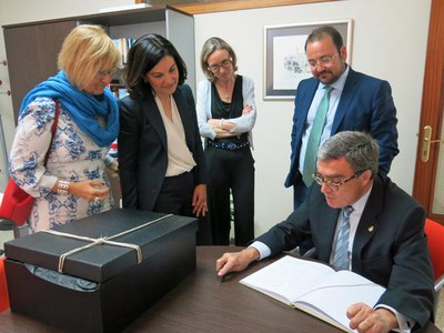 Àngel Ros ha signat en el llibre d'honor del col·legi Arabell com a padrí de la XXXI Promoció del centre.