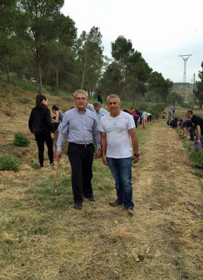 Joan Gómez i Guillem Boneu, en la V plantada de plantes aromàtiques al Parc del Vilot de Sucs.