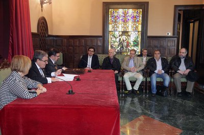 L'alcalde Àngel Ros, juntament amb la tinent d'alcalde i regidora de Cultura, Montse Parra, ha presidit la signatura dels convenis..