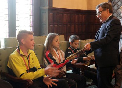 L’alcalde, amb els campions lleidatans Adrian Garcia, Àlex Rubin de Celis i Anna Prim..