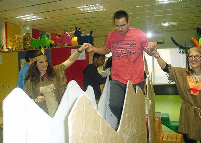 Uns 400 alumnes participen en el taller “Hi havia una vegada una ludoteca”, organitzat per la Ludoteca Municipal de La Bordeta. A la foto, els alumne….