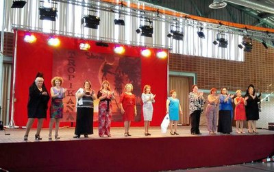 El Grup de la Dona de Magraners ha fet una desfilada de tall i confecció, a la festa major del barri.