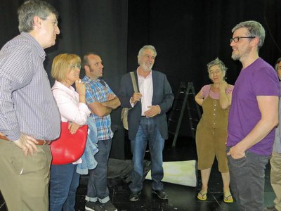 La tinent d'alcalde Parra ha saludat els membres de La Maquiné, que han actuat a la Llotja, nou escenari de la Fira de Titelles.