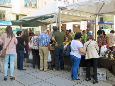 Els visitants de la Fira de Titelles han pogut gaudir també del Mercat de l'Hort a Taula que, com cada primer diumenge de mes, ha ofert productes agr….