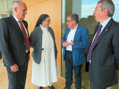 Àngel Ros saludant Sor Lucía Caram a la Llotja.