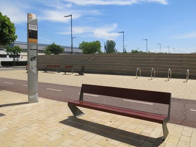 La Paeria ha millorat les parades d’autobús amb nous bancs i marquesines. A la foto, davant de la Llotja.