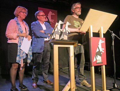 À.Ros i M.Parra han lliurat els Dracs d'Or a les companyies premiades en la 26a edició de la Fira de Titelles de Lleida.