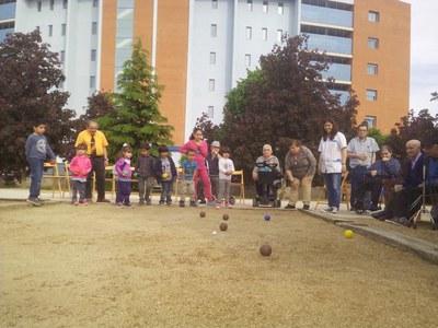 Infants de la Xarxa Municipal de Ludoteques visiten la Residència i Centre de dia Lleida Balàfia en el marc d'una iniciativa que pretén apropar dues ….