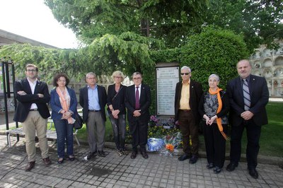Ofrena floral i una lectura de poemes al monument de record a les víctimes del nazisme, situat al Cementiri Municipal.