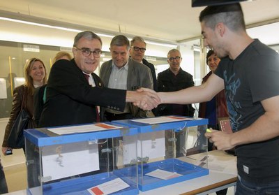 L'alcalde Àngel Ros ha saludat els membres de la mesa electoral de l'edifici de l'EPS..