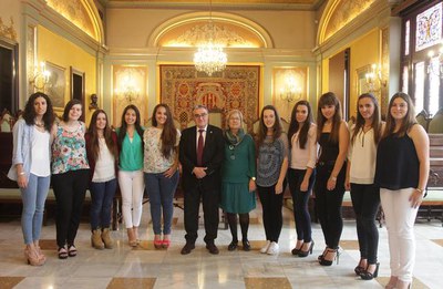 Àngel Ros ha rebut oficialment aquesta tarda a la Paeria les joves que aquest any exerciran de Pubilles durant la Festa Major.