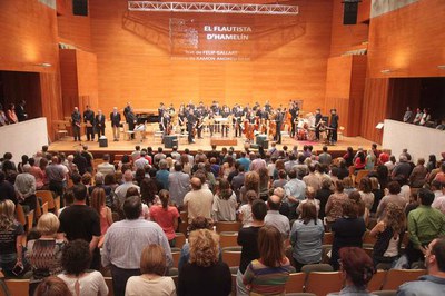 Els assistents a la Cantata El Flautista d'Hamelin han guardat un minut de silenci en record del professor lleidatà Abel Martínez..