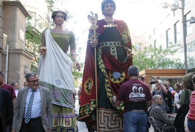 L'alcalde de Lleida ha acompanyat els Gegants Romans fins a la plaça Paeria..
