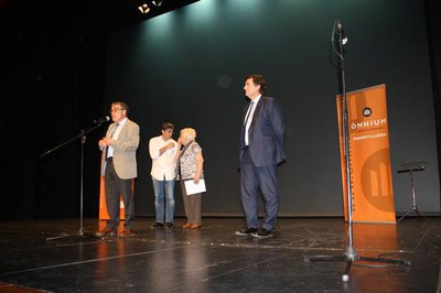 L'alcalde de Lleida Àngel Ros ha felicitat els guanyadors i participants en el Premi de literatura jove Enric Farreny..