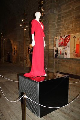 El vestit que presideix l'exposició des d'avui és un Carolina Herrera que ha dut, entre d'altres actrius, Sara Paulson, als Emmy de 2013..