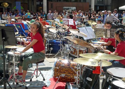 Bateries i percussionistes de tot Catalunya toquen a la plaça de Sant Joan.